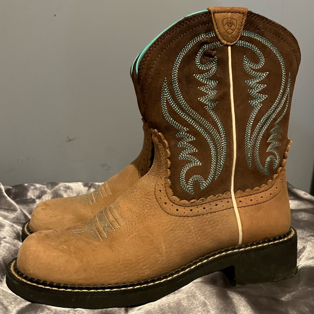 Ariat round toe boots
